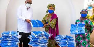 COVID-19: Ondo council distributes face masks to residents